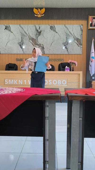 Noura Silvi Fadzilla Mengikuti Lomba Baca Puisi dalam Rangka Dies Natalis SMK Negeri 1 Wonosobo