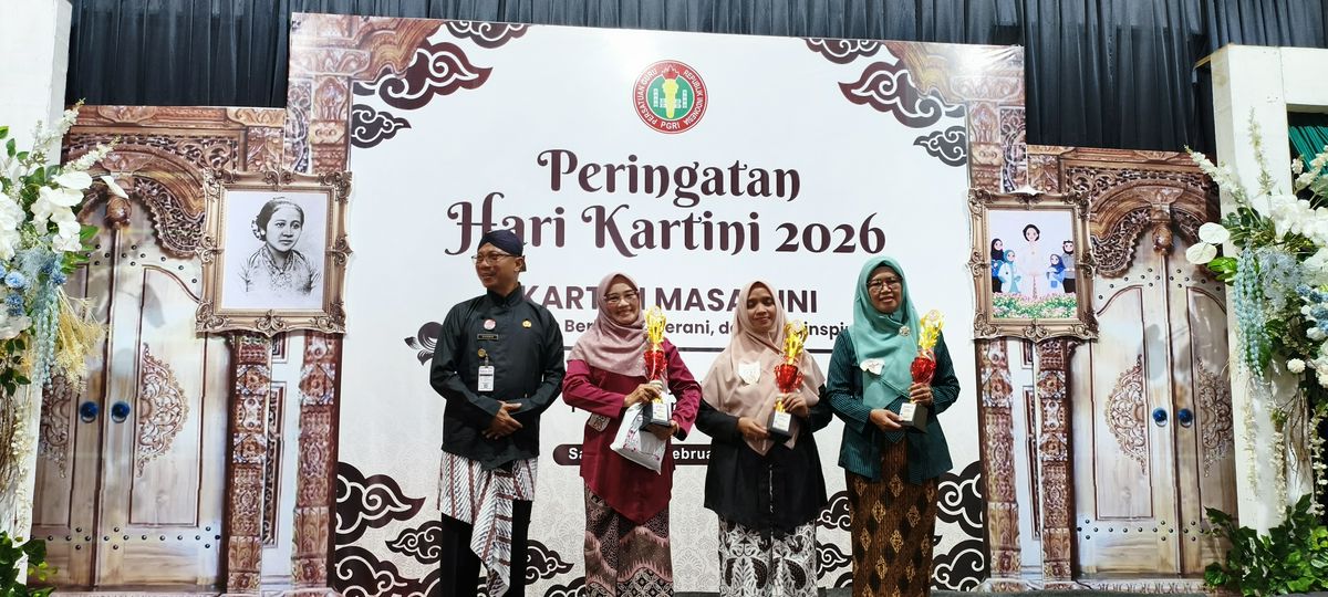 Penerimaan Piala LOmba Mewiru Kain Jarik Hari Kartini  2026 PGRI Cabang Sapuran