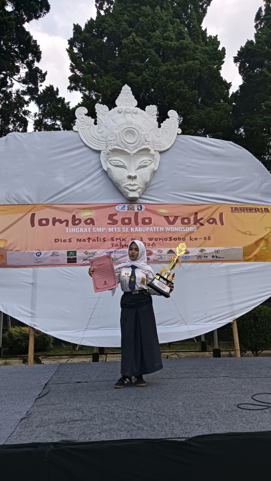 Wachida Durrotunnuhya memenangkan Juara 2 Lomba Menyanyi Solo Dies Natalis SMK Negeri 1 Wonosobo