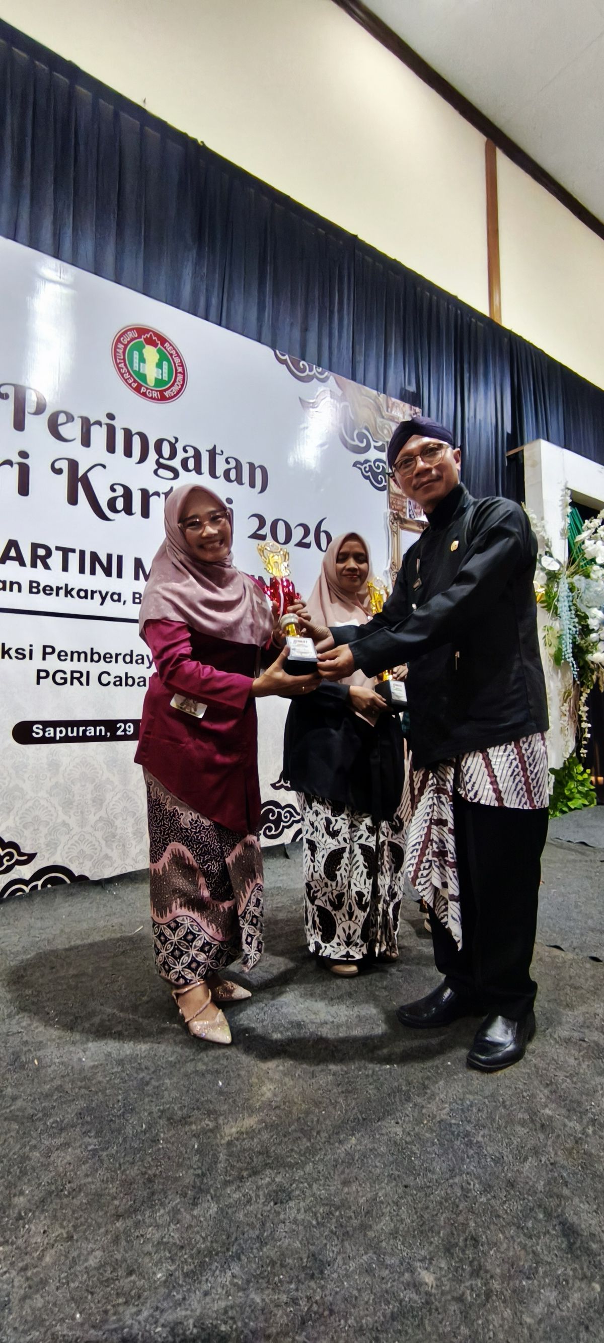 Juara 1 Lomba Mewiru Kain dalam rangka Hari Kartini 2026 PGRI cabang Sapuran