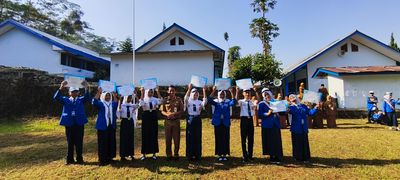 Penyerahan hadiah kepada Juara Paralel Nilai Raport 2025/2026 oleh Kepala Sekolah