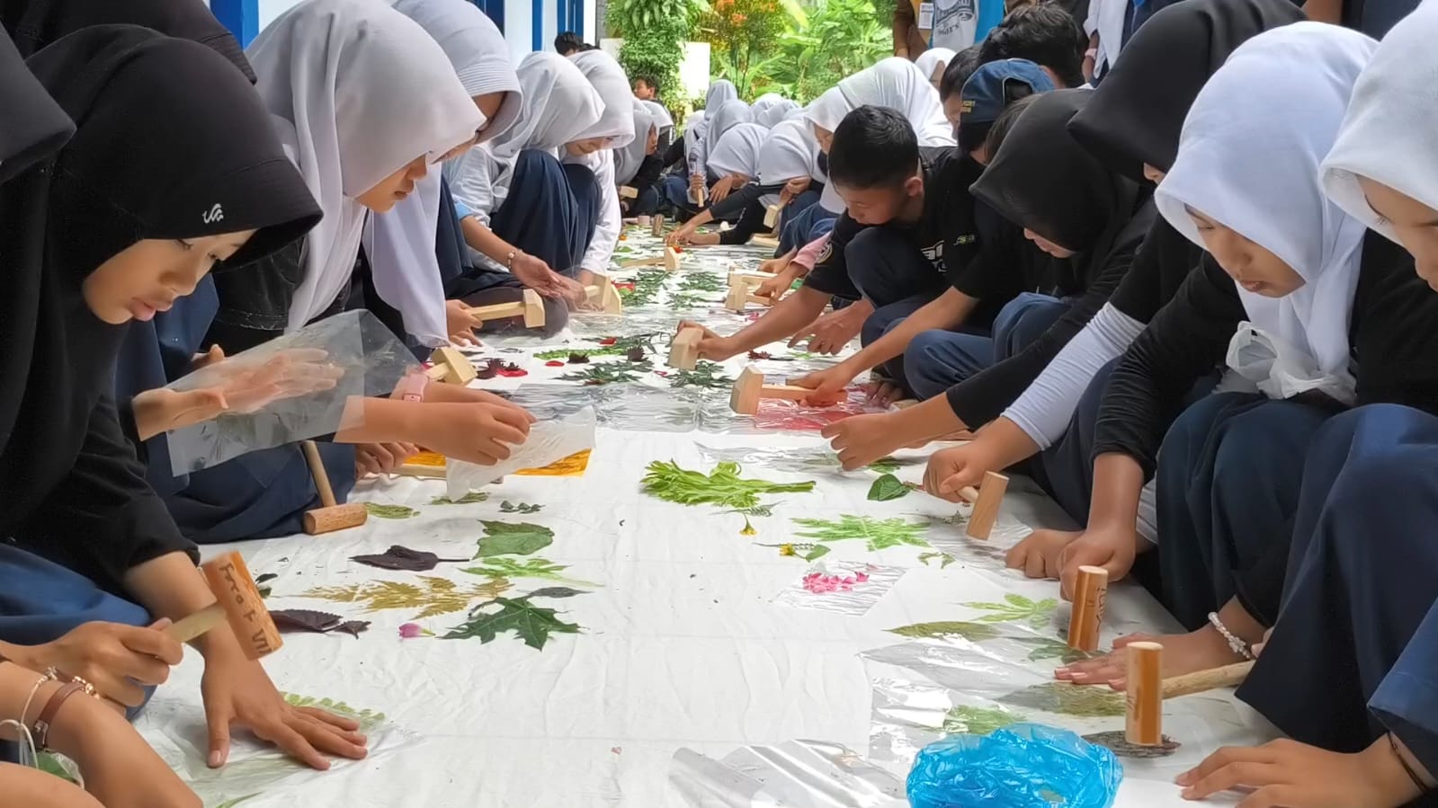 Membuat Ecoprin sepanjang 14 meter dalam rangka mengisi hari Pendidikan  Nasional 2026 