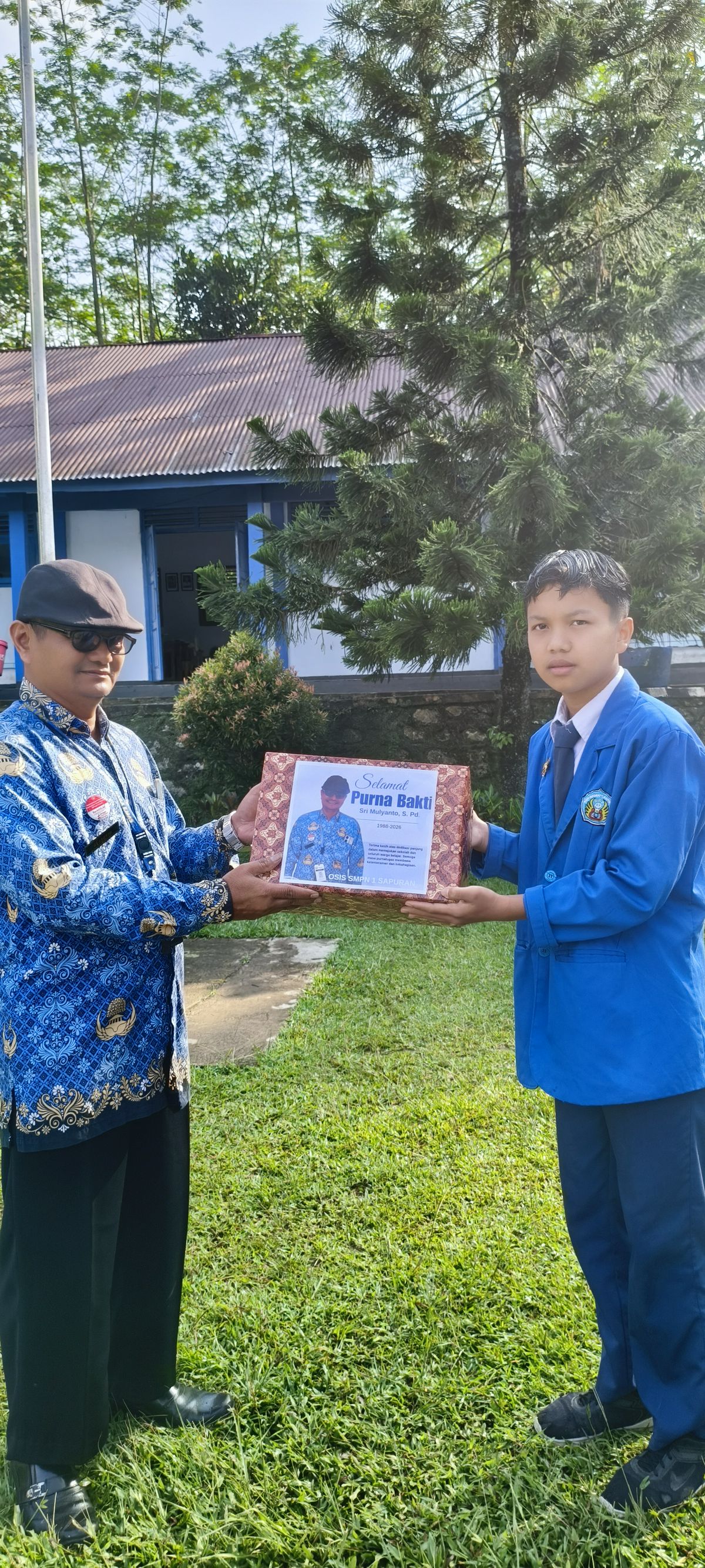 Penyerahan Tali Asih dari OSIS kepada Bapak Sri Mulyanto