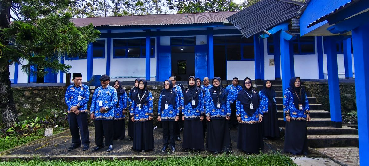 Pamitan Bapak Sri MULyanto karen atelah Purna TUgas dengan siswa-siswi SMP Nee=geri 1 Sapuran